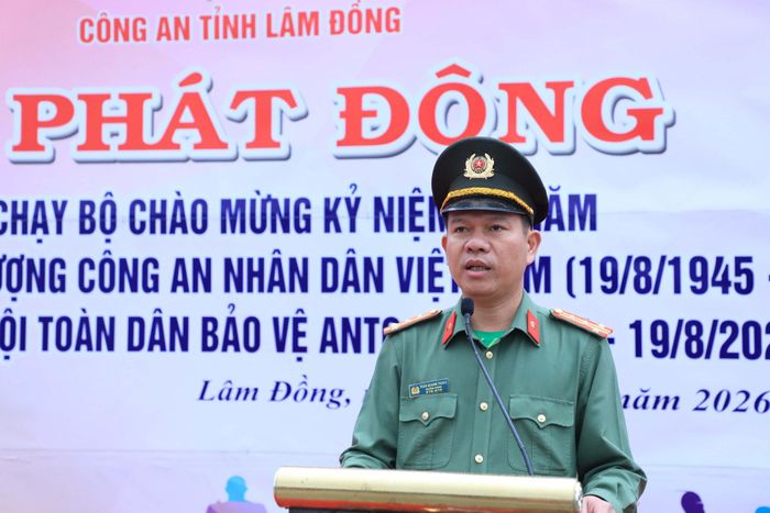 Đại tá Trần Quang Trung, Trưởng Phòng Công tác chính trị, Công an tỉnh Lâm Đồng phát động ngày chạy bộ