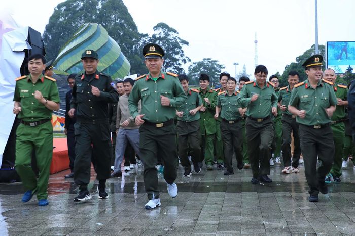 Cán bộ, chiến sĩ Công an tỉnh Lâm Đồng tham gia chạy hưởng ứng Ngày chạy bộ tại Quảng trường Lâm Viên, phường Xuân Hương - Đà Lạt