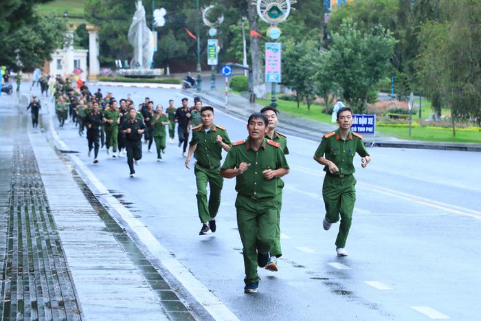 Cán bộ, chiến sĩ Công an tỉnh Lâm Đồng tham gia chạy bộ tại lễ phát động