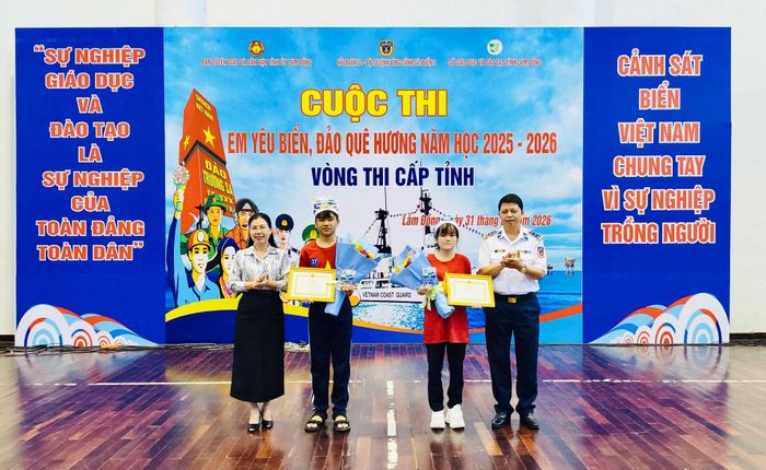 Ban Tổ chức trao giải cho các em đoạt giải tại vòng thi cấp tỉnh cuộc thi “Em yêu biển, đảo quê hương” năm học 2025 - 2026 được tổ chức tại Nhà thi đấu Trường THPT Chuyên Trần Hưng Đạo, phường Phú Thủy, tỉnh Lâm Đồng