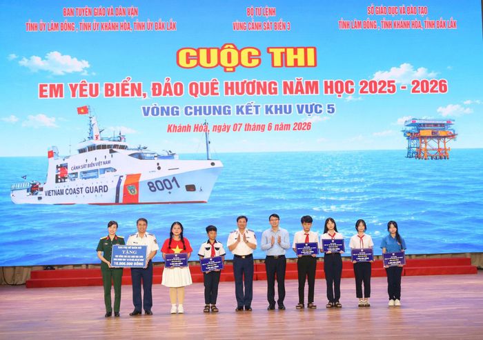 Ban Tổ chức trao học bổng cho học sinh có hoàn cảnh khó khăn