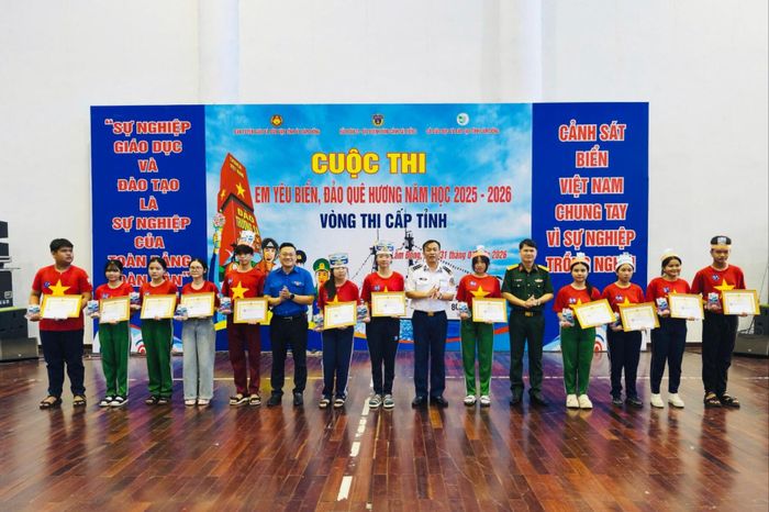 Ban Tổ chức trao giải cho các em đoạt giải tại vòng thi cấp tỉnh Cuộc thi “Em yêu biển, đảo quê hương” năm học 2025 - 2026 được tổ chức tại Nhà thi đấu Trường THPT Chuyên Trần Hưng Đạo, phường Phú Thủy, tỉnh Lâm Đồng