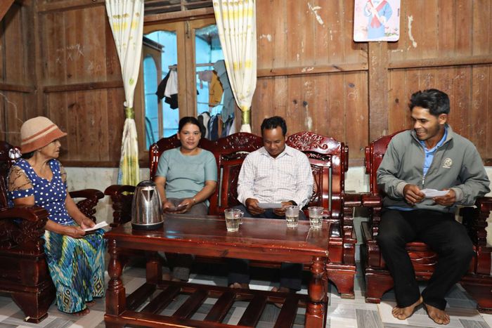 Bằng sự gần gũi, gương mẫu và uy tín trong cộng đồng, đội ngũ già làng, người có uy tín, chức sắc, chức việc tôn giáo tại các địa bàn đang góp phần đưa chủ trương của Đảng, chính sách, pháp luật của Nhà nước đến gần Nhân dân