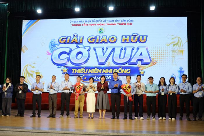 Ban Tổ chức tặng hoa và chụp hình lưu niệm với Tổ trọng tài giải đấu