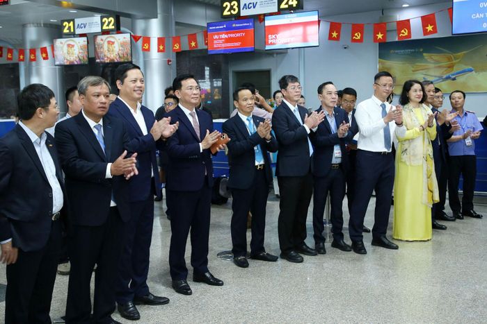 Đồng chí Hồ Văn Mười, Ủy viên Ban Chấp hành Trung ương Đảng, Phó Bí thư Tỉnh ủy, Chủ tịch UBND tỉnh cùng lãnh đạo tỉnh Lâm Đồng và đại diện các sở, ngành, đơn vị tham dự chương trình đón chuyến bay đầu tiên từ Cần Thơ đến Cảng hàng không quốc tế Liên Khương