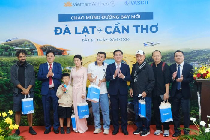 Lãnh đạo tỉnh Lâm Đồng, Tổng Công ty VASCO tặng quà lưu niệm cho những hành khách đầu tiên trong chuyến bay Đà Lạt - Cần Thơ