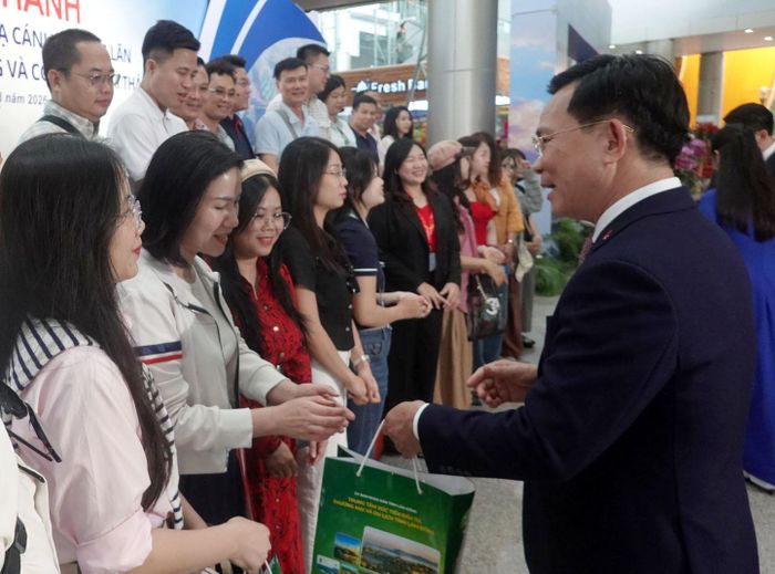 Đồng chí Hồ Văn Mười, Ủy viên Ban Chấp hành Trung ương Đảng, Phó Bí thư Tỉnh ủy, Chủ tịch UBND tỉnh tặng quà cho các hành khách