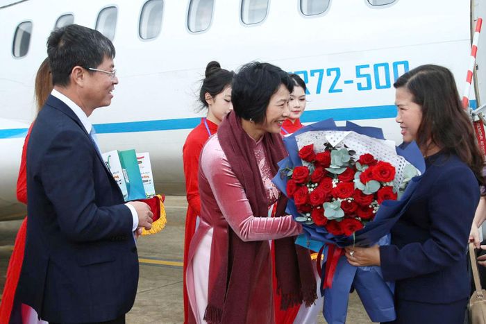 Đồng chí Phạm Thị Phúc, Phó Bí thư Tỉnh ủy, Chủ tịch Ủy ban MTTQ Việt Nam tỉnh Lâm Đồng tặng hoa cho hành khách đầu tiên trên chuyến bay Cần Thơ - Đà Lạt