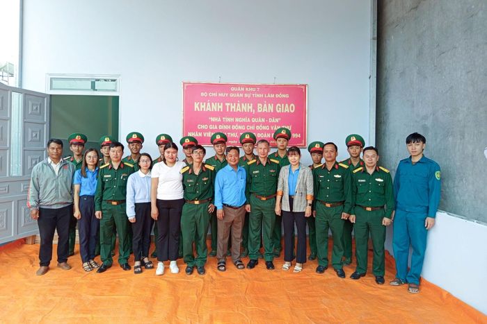 Bàn giao nhà cho hộ dân khó khăn tại xã Ninh Gia