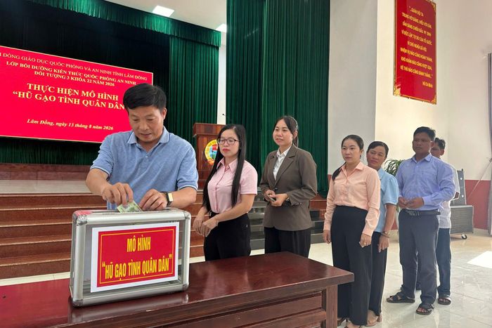 Học viên lớp bồi dưỡng kiến thức quốc phòng chung tay ủng hộ “Hũ gạo tình quân - dân”