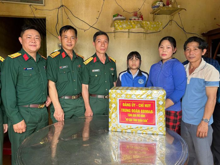 Trung đoàn Bộ binh 994 trao quà cho học sinh nghèo vượt khó của Trường THCS Tam Bố