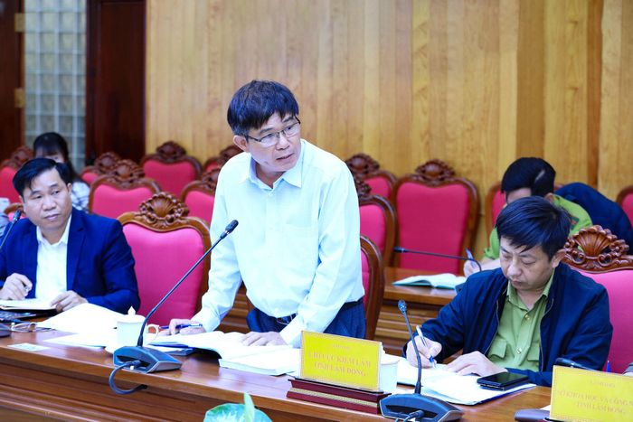 Lãnh đạo Ban Quản lý Khu Bảo tồn thiên nhiên Tà Kóu báo cáo về phương án thành lập Khu dự trữ thiên nhiên Tà Kóu