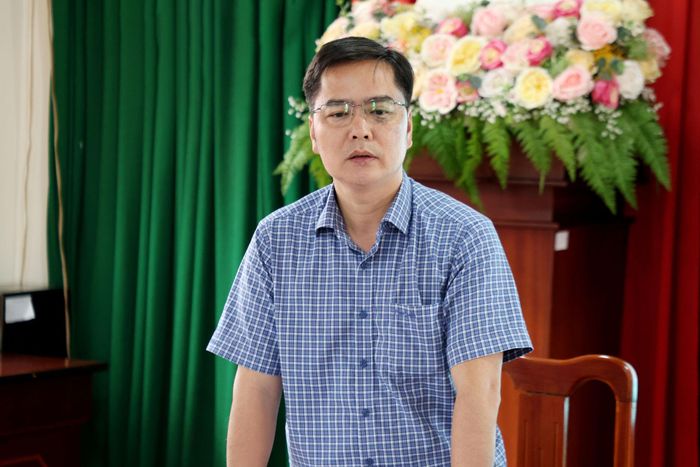 Chủ tịch UBND xã Nam Ban Lâm Hà Phan Tiến Dũng báo cáo công tác chuẩn bị năm học mới
