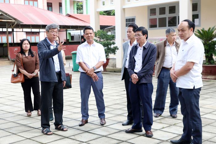 Đồng chí Nguyễn Minh, Phó Chủ tịch UBND tỉnh kiểm tra Trường THCS Gia Lâm