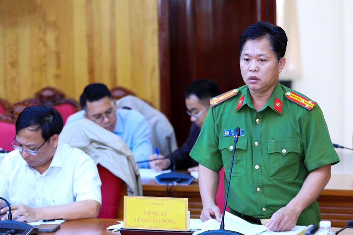 Đại diện Công an tỉnh Lâm Đồng báo cáo kết quả trong phối hợp xây dựng cơ sở dữ liệu quốc gia về đất đai trên địa bàn