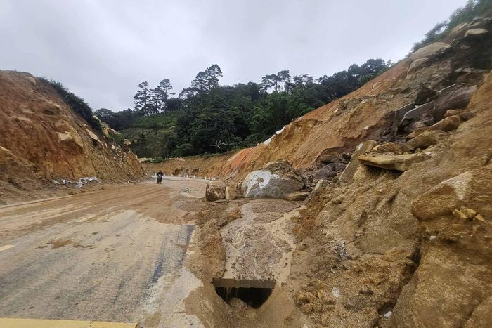 Một điểm sạt lở trên ĐT 722 nối khu vực Đà Lạt xuống các xã khu vực Đam Rông