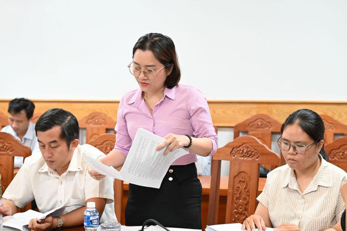 Bà Trần Thị Trung Trinh, Phó Chủ tịch UBND phường Tiến Thành báo cáo tại buổi giám sát