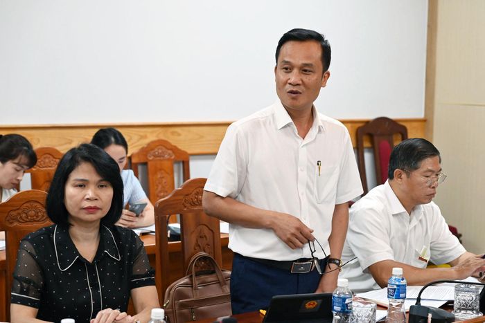 Ông Lê Quốc Đông, Phó Trưởng Ban Pháp chế của HĐND tỉnh có ý kiến tại cuộc họp