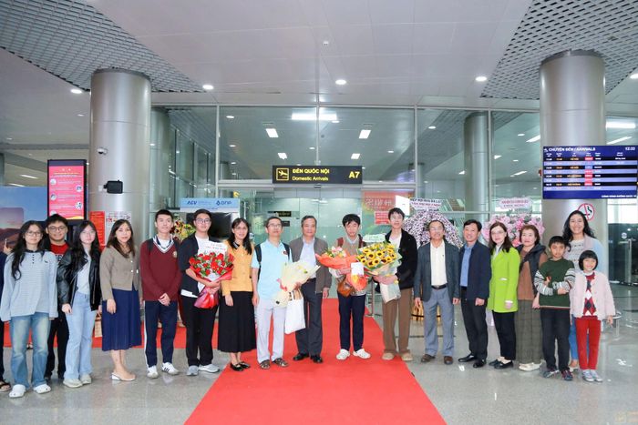 Lãnh đạo Sở Giáo dục và Đào tạo cùng thầy cô, bạn bè và người thân chào đón em Hậu trở về sau kỳ thi IOI 2026