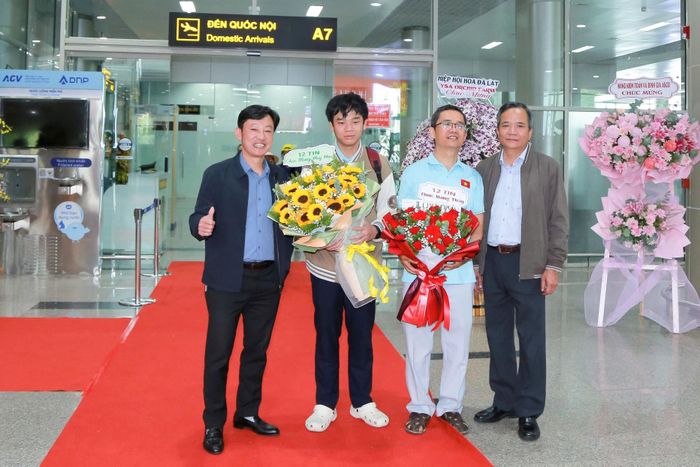 Lãnh đạo Sở Giáo dục và Đào tạo và Trường THPT Chuyên Thăng Long đón và chúc mừng em Hậu