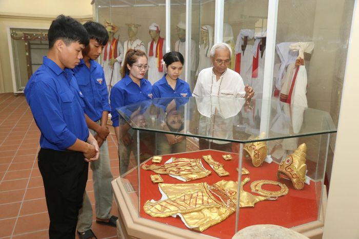 Ông Kim Ngọc Thành giới thiệu văn hóa dân tộc Chăm với đoàn viên, thanh niên
