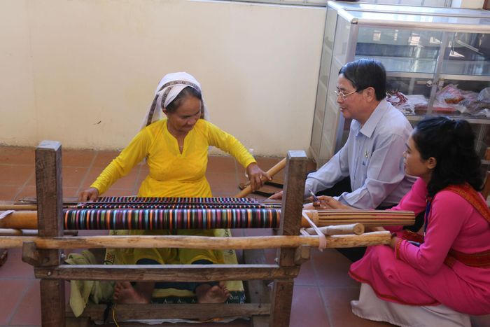 Không chỉ là hạt nhân đoàn kết, người có uy tín còn là người lưu giữ, truyền bá văn hóa các dân tộc