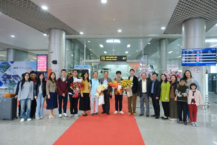 Đoàn Sở Giáo dục và Đào tạo tỉnh Lâm Đồng cùng bạn bè, thầy cô chụp hình lưu niệm cùng Đặng Huy Hậu