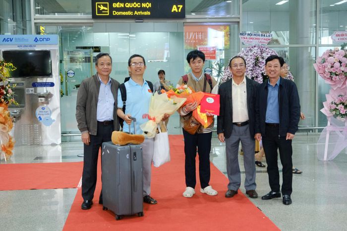 Đại diện lãnh đạo Sở Giáo dục và Đào tạo tặng hoa, quà chúc mừng Đặng Huy Hậu