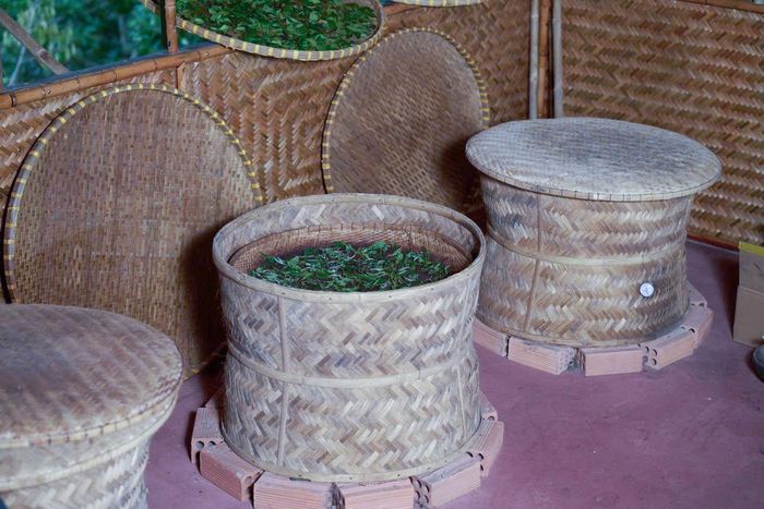 Bồ than sấy trà đan bằng tre nứa, công cụ giúp kiểm soát nhiệt độ lửa than để giữ trọn vẹn hương hoa tự nhiên