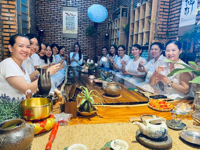 Không gian sinh hoạt ấm cúng của Câu lạc bộ Trà hương B’Lao, nơi những người yêu trà cùng ngồi lại học hỏi văn hóa trà và chia sẻ giấc mơ phục hồi làng nghề
