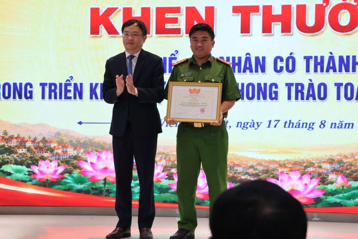 Bí thư Đảng ủy phường Lâm Viên - Đà Lạt Đặng Quang Tú khen thưởng tập thể Công an phường có thành tích xuất sắc trong phong trào Toàn dân bảo vệ an ninh Tổ quốc