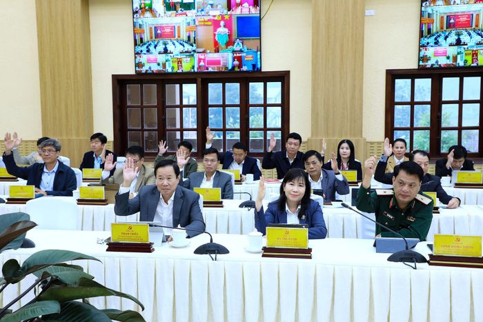 Các đại biểu biểu quyết thông qua các nội dung tại Hội nghị Ban Chấp hành Đảng bộ tỉnh Lâm Đồng lần thứ 12