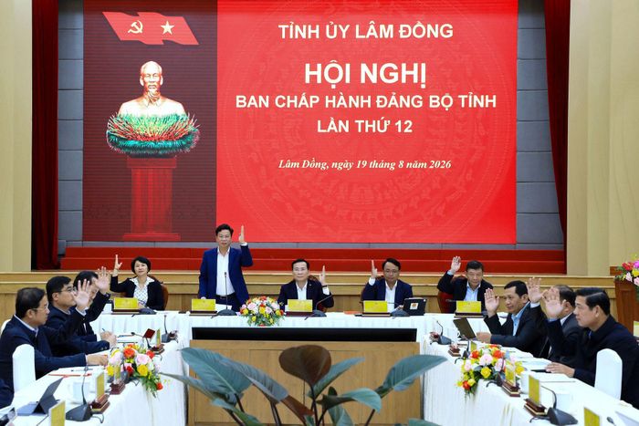 Các đại biểu biểu quyết thông qua các nội dung tại Hội nghị Ban Chấp hành Đảng bộ tỉnh Lâm Đồng lần thứ 12