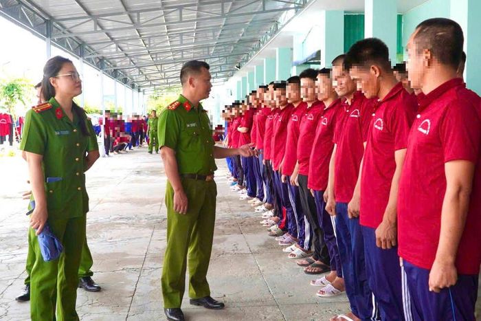 Lãnh đạo Công an tỉnh động viên các học viên tiếp tục học tập và sớm có phương hướng để ổn định cuộc sống sau khi được về với gia đình