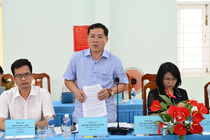 Ông Huỳnh Thanh Huynh, Phó Giám đốc Sở Y tế phát biểu ý kiến tại buổi giám sát