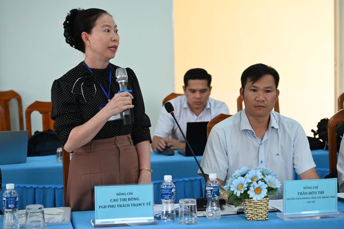 Bà Cao Thị Bông, Phó Giám đốc phụ trách Trạm Y tế Hàm Thạnh phát biểu ý kiến tại buổi giám sát