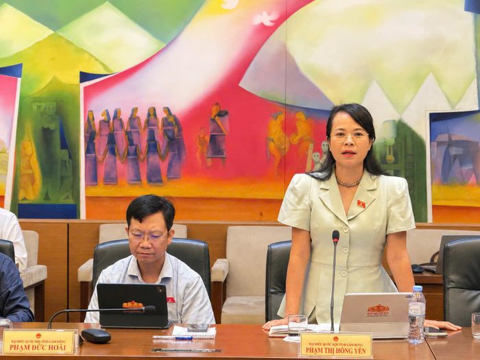 Đại biểu Phạm Thị Hồng Yến, Đoàn ĐBQH tỉnh Lâm Đồng phát biểu