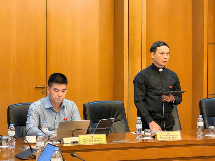 Đại biểu Linh mục Lê Nguyên Thao, Đoàn ĐBQH tỉnh Lâm Đồng nêu ý kiến