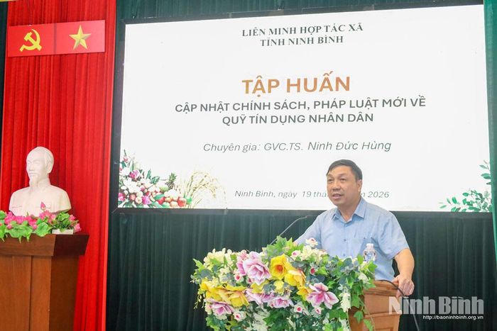 Giảng viên truyền đạt kiến thức về hệ thống Quỹ tín dụng nhân dân tại hội nghị.