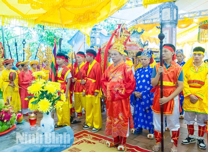 Thực hiện nghi thức tế trước khi rước kiệu.