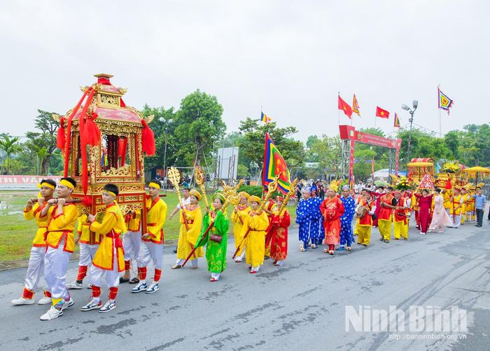 Nghi thức rước kiệu tại Lễ hội đền Lựu Phố.