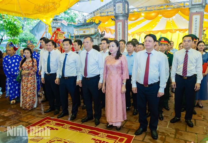 Các đồng chí lãnh đạo tỉnh và các đại biểu dự Lễ dâng hương tưởng niệm 762 năm ngày mất của Thống quốc Thái sư Trần Thủ Độ.