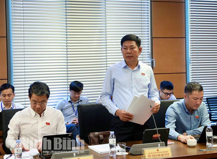 Thiếu tướng Tô Thành Quyết, Phó Tư lệnh Quân khu 3 (Đoàn ĐBQH tỉnh Ninh Bình) phát biểu thảo luận tại Tổ.