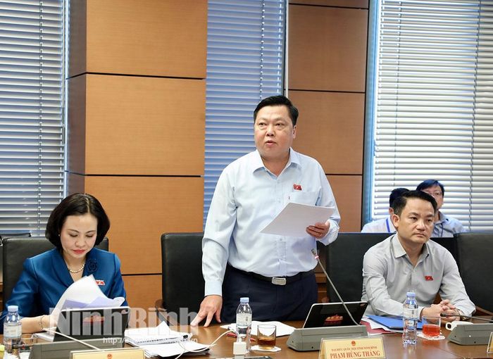 Đại biểu Phạm Hùng Thắng, Tỉnh ủy viên, Phó Trưởng Đoàn ĐBQH chuyên trách tỉnh Ninh Bình phát biểu thảo luận tại Tổ.