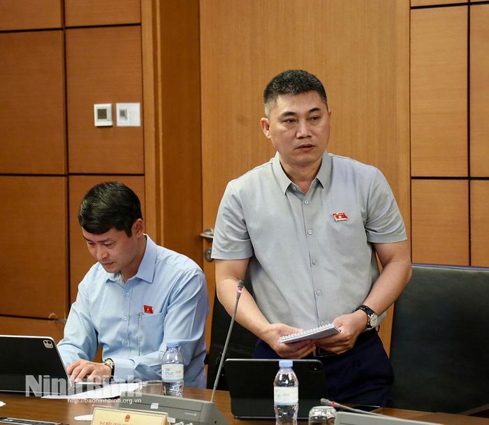 Đại biểu Phạm Anh Tuấn, Tỉnh ủy viên, Trưởng Ban Văn hóa Xã hội HĐND tỉnh Ninh Bình phát biểu tham luận tại Tổ.