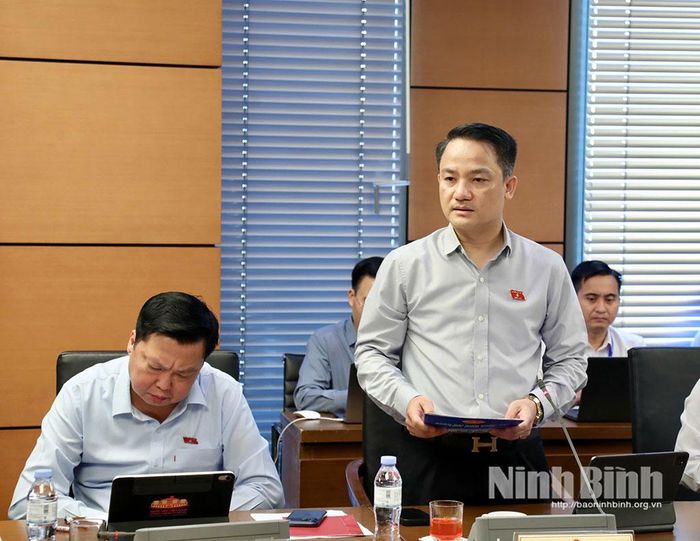 Đại biểu Lê Văn Thế, Tỉnh ủy viên, Phó Trưởng Đoàn ĐBQH chuyên trách tỉnh Ninh Bình phát biểu thảo luận tại Tổ.