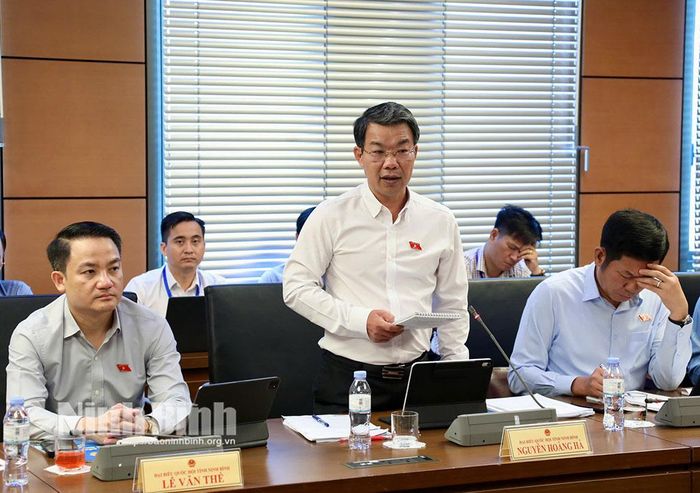 Đại biểu Nguyễn Hoàng Hà, Ủy viên Ban Thường vụ Tỉnh ủy, Phó Chủ tịch Thường trực Ủy ban MTTQ Việt Nam tỉnh Ninh Bình phát biểu thảo luận