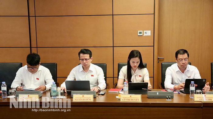 Các vị đại biểu Đoàn ĐBQH tỉnh Ninh Bình tham gia thảo luận tại Tổ.