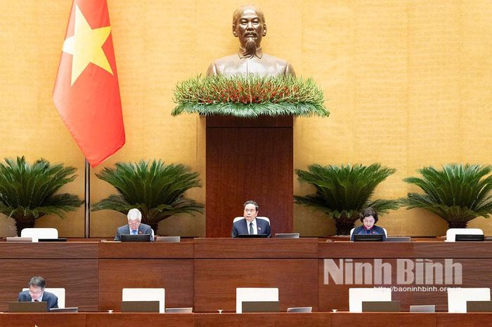 Đoàn chủ tọa phiên họp.