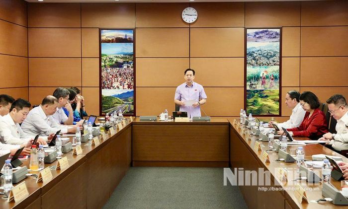 Đoàn ĐBQH tỉnh Ninh Bình tham gia thảo luận tại Tổ số 10 cùng Đoàn ĐBQH tỉnh Sơn La.